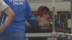 URLETE de durere la Târgu Mureș! FOTO | Bărboianu a suferit o accidentare HORROR: fotbalistul a fost „rupt" de un coleg. Bălgrădean, distrus după meci: "Sper că nu l-am lovit eu! Doamne ferește... L-au luat cu ambulanța!". Primul verdict al medicilor