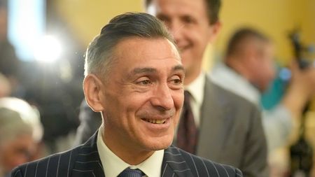 Ilie Dumitrescu a atras toate privirile. A adus un buchet imens de trandafiri roz: „Felicitări!”