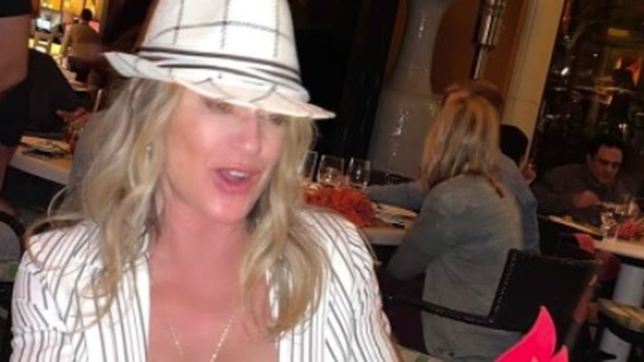 Ținută retro purtată de Nadia Comăneci la împlinirea vârstei de 60 de ani! "Zeița de la Montreal" a primit un tort care simboliza o flacără olimpică | SPECIAL