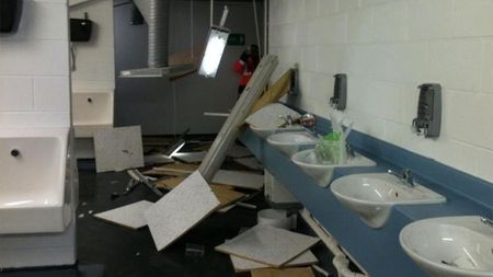 FOTO Englezii au uitat pentru o zi de fair-play și civilizație!** Fanii lui Burnley au produs HAOS în deplasarea de la Blackburn! Vezi imagini grăitoare