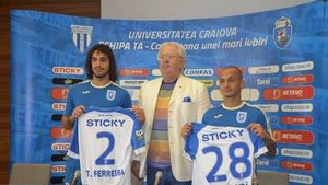 CS U Craiova și-a prezentat ultimele două achiziții. Mitriță: "Am avut oferte și de la alte echipe din Liga 1!" Tiago Ferreira: "Sper să luăm titlul!"