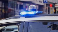 A făcut praf un Porsche de 200.000 de euro și a lăsat mașina baltă. Poliția îl caută pe șofer