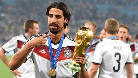 Khedira, pus în încurcătură de un jurnalist suedez. Răspunsul genial al mijlocașului: "Cred că vom avea nevoie de ele pe 16 iulie" 