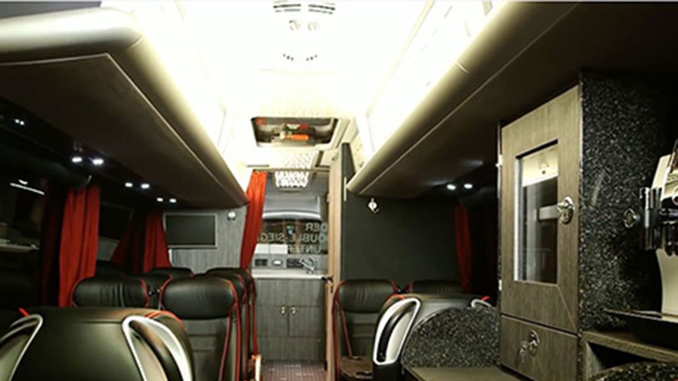 FOTO SPECTACULOS | Lux cât cuprinde. Cum arată șapte dintre cele mai luxoase autocare ale echipelor de fotbal. În ce condiții călătoresc jucătorii Barcelonei