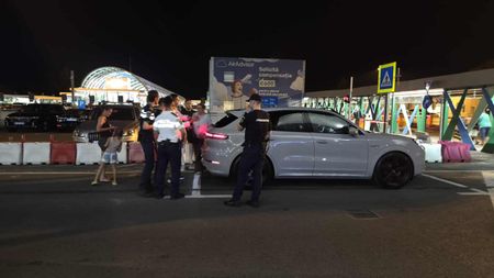 Polițiştii de la aeroport l-au oprit pe David Popovici. Ce a urmat apoi va deveni viral în toată România