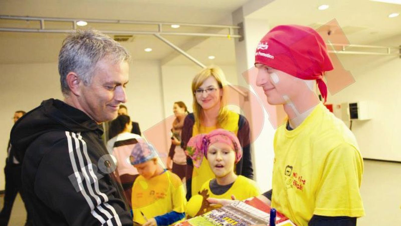 Surpriză pentru un grup de copii bolnavi de cancer. FOTO - Jucătorii lui Chelsea i-au primit la Național Arena