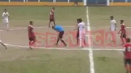 Fotbal din lumea a treia! VIDEO ȘOCANT: Un arbitru a fost bătut cu bestialitate de un jucător care a fost eliminat