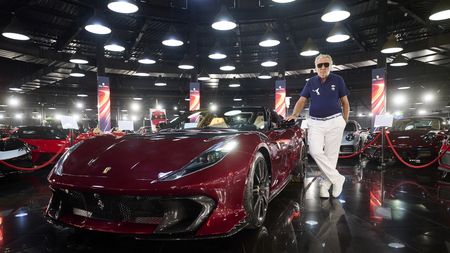 Ion Țiriac se plimbă „like a big boss” prin București. Miliardarul a scos Ferrari-ul de peste 2.000.000 de euro din garaj