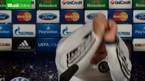 VIDEO - Cadou de la Mourinho! Translatorul român de la conferința de presă a primit tricoul lui Jose