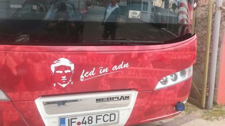 "Câinii" și-au rebranduit autocarul cu chipul lui Hîldan | FOTO