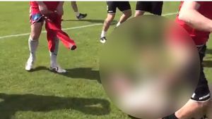 Cea mai tare FARSĂ‚ din fotbal revine!** VIDEO GLUMA pe care Costea n-a avut ÎNCĂ‚ tupeul s-o facă la Steaua :)