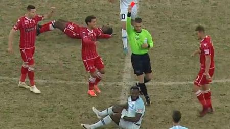 Derby de coșmar pentru Gnohere: penalty ratat și eliminare stupidă. FOTO | Gestul golănesc pentru care Istvan Kovacs nu l-a iertat