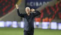 Înjurat de mamă și de copii, Marius Șumudică a reacționat: „Am vrut să sar în tribună! M-au scuipat”