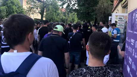 Scandal la stadionul Știința la finalul meciului Poli Timișoara - FC Brașov! Suporterii alb-violeților au mers furioși la vestiare