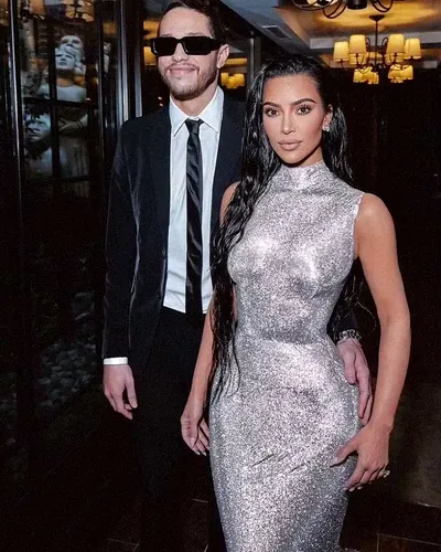 Kim Kardashian și Pete Davidson și-au făcut debutul pe covorul roșu. Diva a uimit într-o rochie argintie