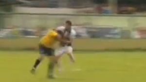 VIDEO Un jucător a înnebunit de furie și i-a aplicat o corecție centralului!** A fost scos în cătușe de pe teren