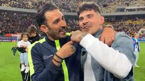 Moment de tandrețe între Elias Charalambous și Florinel Coman, după ce FCSB a devenit campioană! Gestul antrenorului față de vedeta lui Gigi Becali. VIDEO