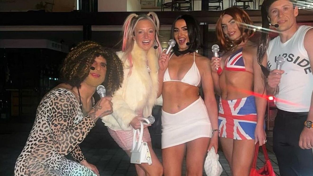 Starul lui Manchester City si-a oripilat colegii: s-a imbracat in femeie la petrecerea de Halloween!