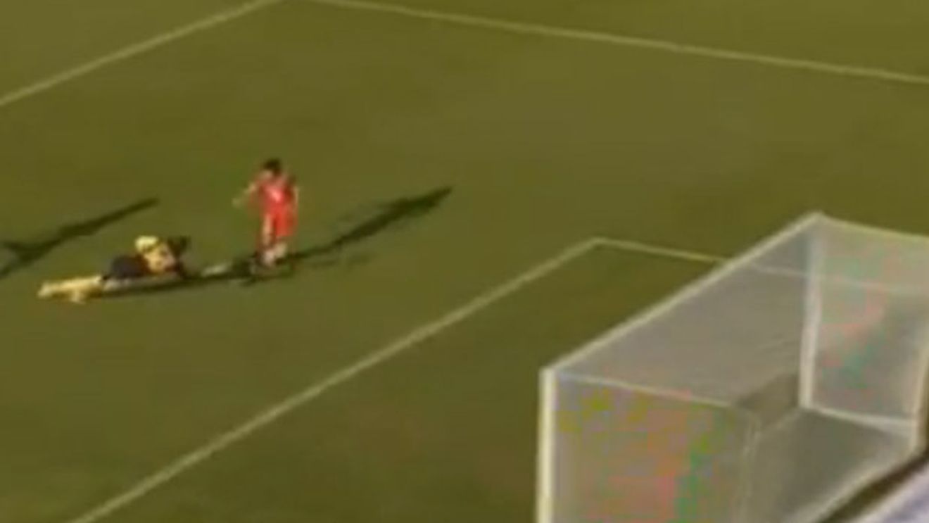 Un român, martor la faza săptămânii!** Două ratări ce te pot face să te lași de fotbal! VIDEO