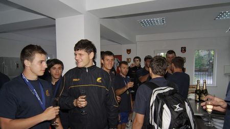 "Ce bună e! N-am mai mâncat pizza de trei luni!"