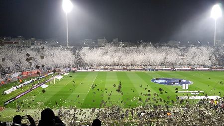 REPORTAJ | ProSport a asistat la "războiul" de la PAOK - Olympiakos. Toate detaliile "lovirii" antrenorului, acțiunile regretabile ale fanilor și cum arată două minute de bătăi între jandarmi și ultrași
