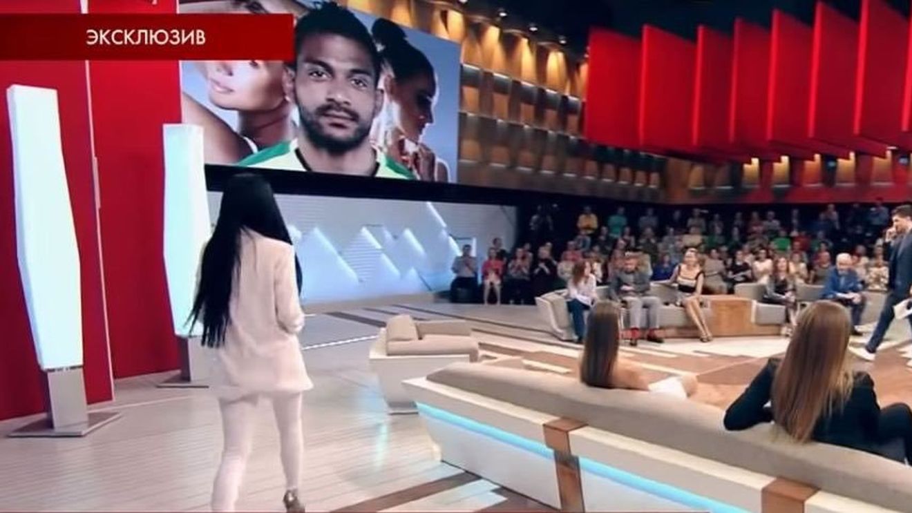 Un caz mai ciudat nu există. A avut două iubite în același timp, ambele au născut în aceeași zi, apoi i-au făcut plângere și totul a ajuns la TV. Cu ce se confruntă un fost fotbalist de la Ajax