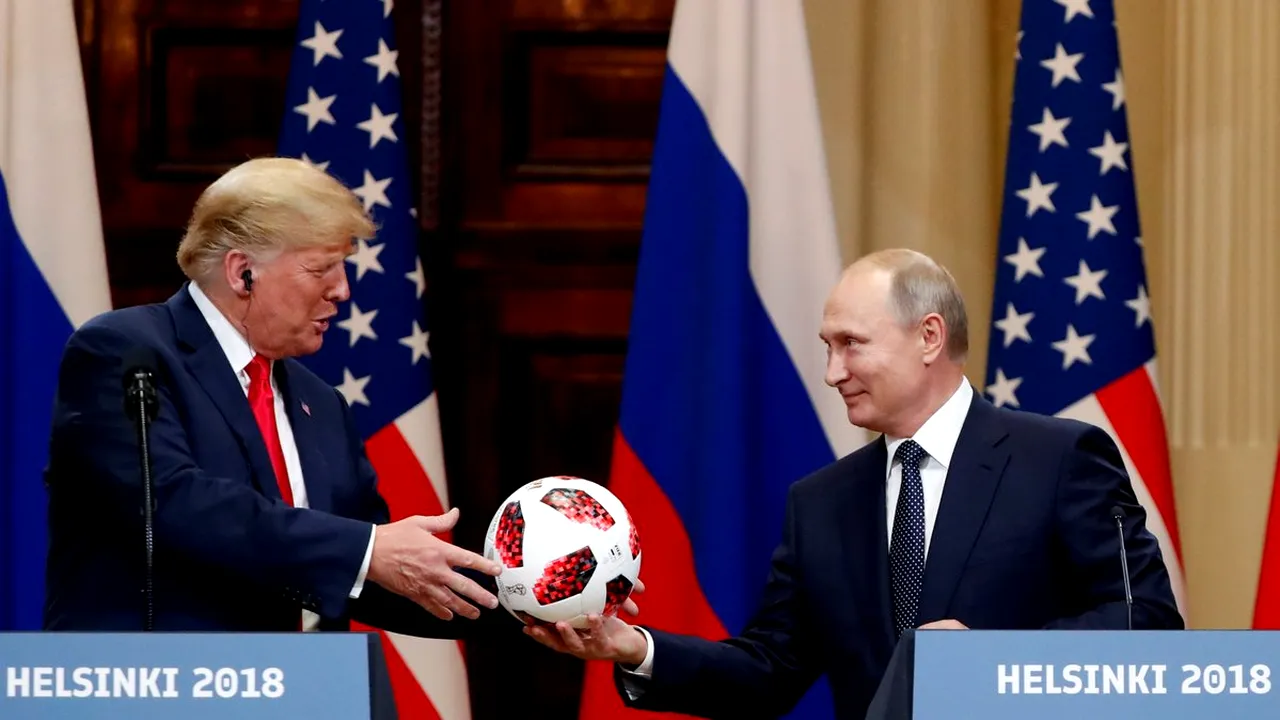 VIDEO | Vladimir Putin i-a oferit o minge lui Donald Trump, dar președintele SUA a avut o reacție neașteptată