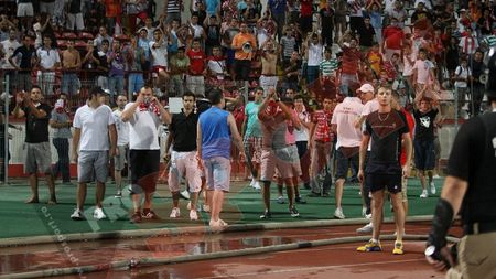 FOTO** Dinamo - Slovan, întrerupt în minutul 88 după ce fanii "câinilor" au intrat pe teren!