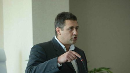 Dedu conduce FRH de la terapie intensivă. "Căruța e pornită, ne sfătuim pentru orice decizie". Bota, handbalistul născut în aceeași zi cu Dedu: "Mă rog pentru sănătatea lui"