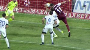 Uite golul, nu e golul. Marius Avram i-a interzis "dubla" lui Urko Vera la debutul în Liga 1, după un moment ciudat. FOTO | Cea mai controversată fază din CFR - Viitorului