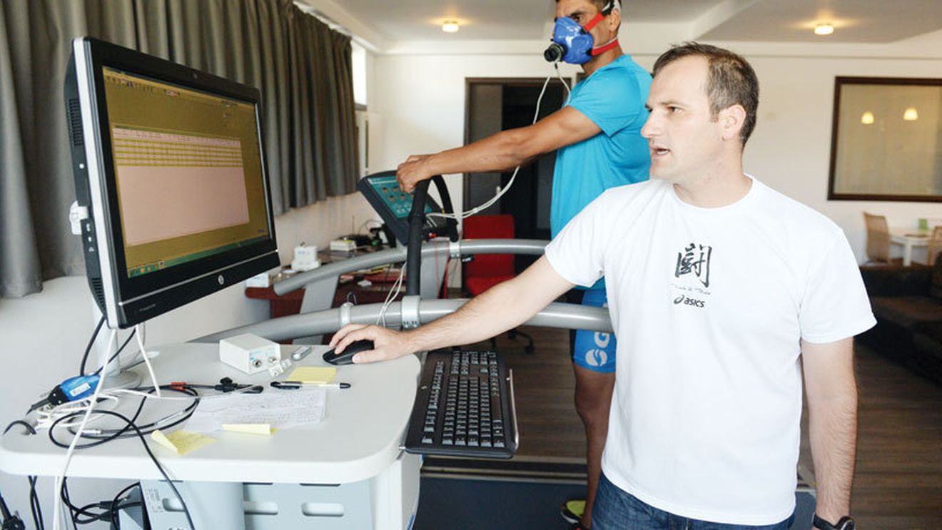Laboratorul viitorului: investiție de 100.000 de euro pentru măsurători cardio-respiratorii în sport. Vali Tomescu lucrează cu "mașinăria" folosită de naționala Italiei, Mark Webber și Dwight Howard