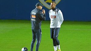 Edi Iordănescu l-a băgat în ședință pe Denis Alibec chiar în timpul antrenamentului oficial înaintea meciului cu Belarus | FOTO