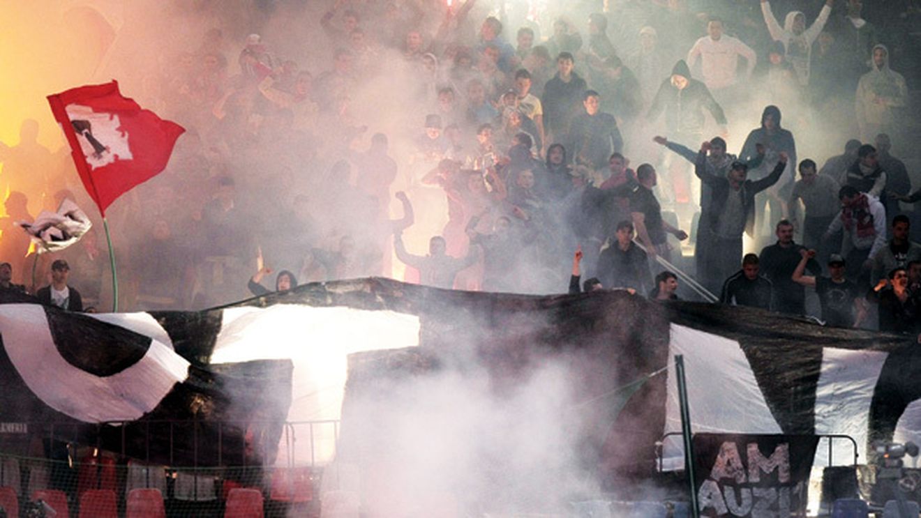 FOTO 'Câinii' au încercat să dea foc peluzei la ultimul "El Clasico" cu Steaua gazdă!** "TOT NOI" Ce va fi diseară?