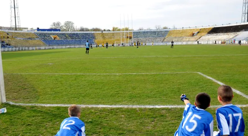 Așa arată imaginea nepăsării! FOTO | Stadionul Municipal Bacău zace în paragină și planul e același de ani de zile, doar pe hârtie