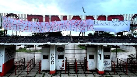 Ultrașii lui Dinamo, mesaj la ceas de seară, în fața stadionului din „Ștefan cel Mare”, pentru Andrei Nicolescu. Fanii simt amenințarea retrogradării și au cedat: „Cu torțe ne mobilizează...”. EXCLUSIV FOTO