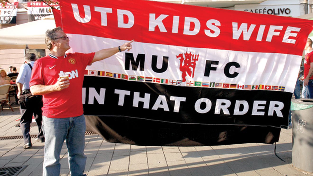 O viață pentru Manchester United!** Din 1971 nu ratează niciun meci al "Diavolilor". Acum, s-a îndrăgostit de România