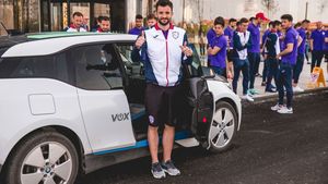 Fotbal-raliu: jucătorii de la ACS Poli au testat mașini electrice înaintea meciului cu FC Botoșani. VIDEO | "Dacă îți iei viteză, nu te mai oprești. Sperăm să ne încărcăm și noi bateriile"