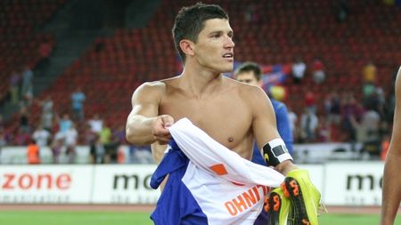 A scuipat ziariști, s-a iubit cu "Bomba sexy" și vine mahmur la antrenamente!** TOP 5 "DODELISME"!