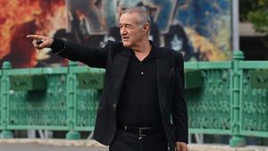 Un profesor de limba română din Vaslui i-a dat în judecată pe Gigi Becali și pe Ilie Dumitrescu. L-ar urmări prin satelit și ar vrea să-l omoare: „Umblă înarmați, am dovezi”