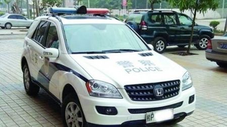 FOTO INCREDIBIL** Au transformat o mașină de 100.000 de â‚¬ în una de 20.000 cu SUPERGLUE! Cum a deghizat Poliția din China un Mercedes