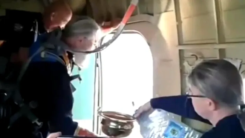 Mai mulți preoți ruși au aruncat apă sfințită din avion pentru a scăpa un oraș de alcoolism