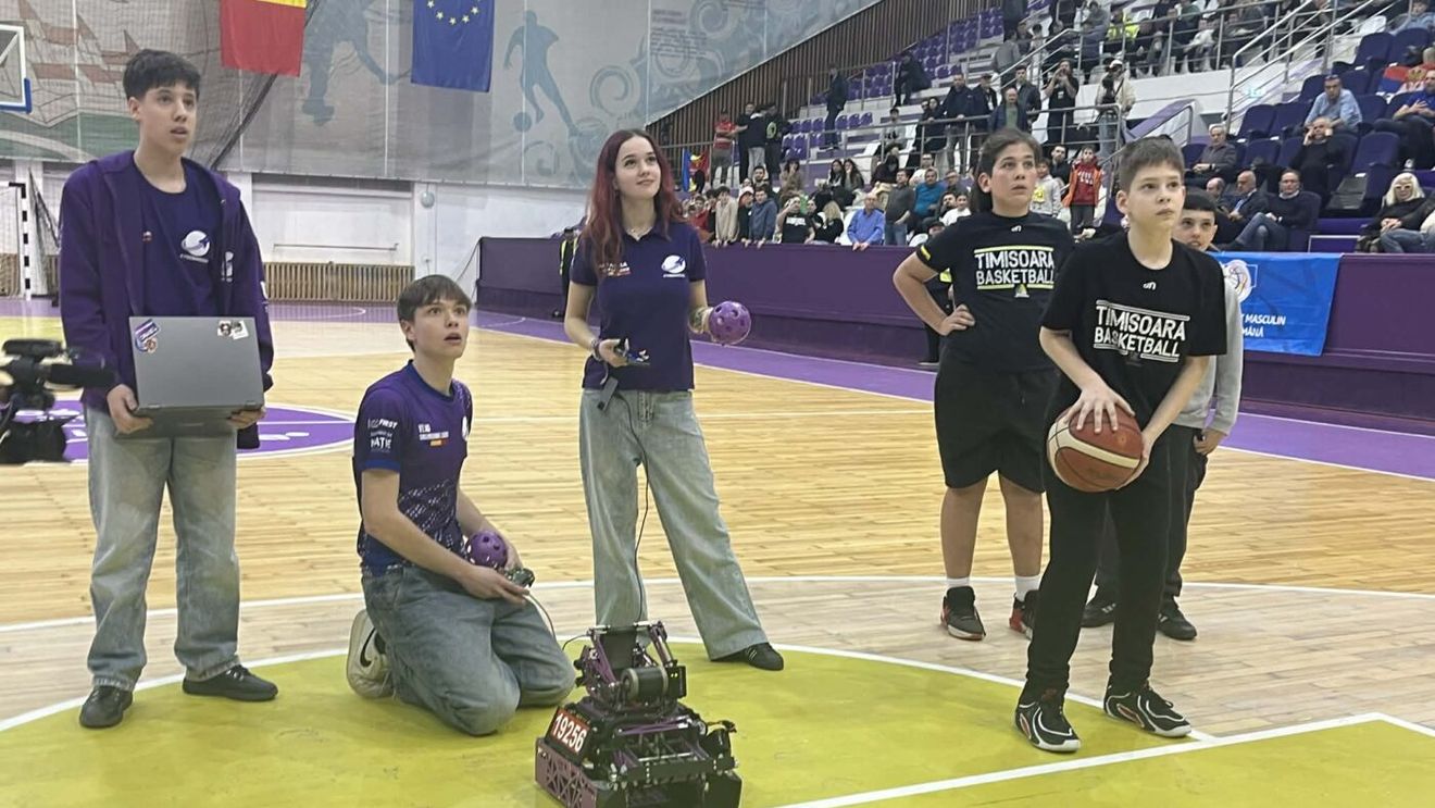 Omul nu a putut învinge robotul la un concurs de aruncări de mingi de baschet la coș