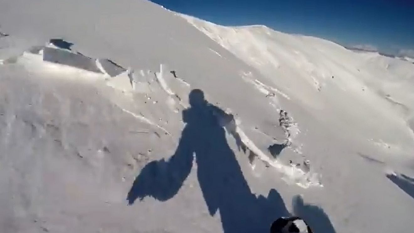 VIDEO | Imaginile filmate de un român fac înconjurul lumii. A fost prins de avalanșă pe Muntele Păpușa și a supraviețuit