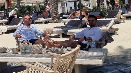Românii sunt sub nămeți în vreme ce Adrian Mutu se destinde la soare, sub palmieri, în Cipru