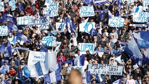 Un stadion plin** pentru Costea!