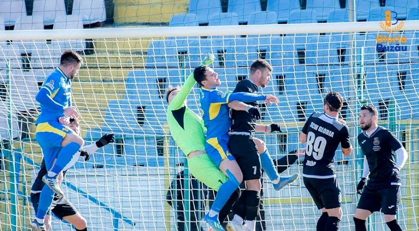 VIDEO | SCM Gloria Buzău a câștigat amicalul cu echipa lui Bănel Nicoliță după ce la pauză era condusă.** Probleme cu portarul înainte de jocul cu 