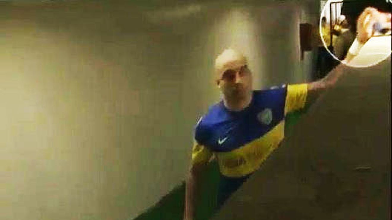 VIDEO Gest incredibil făcut de un jucător de la Boca Juniors:** a FURAT o cameră foto din mâna unui ziarist!