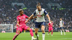 Englezii au văzut cifrele groaznice ale lui Radu Drăguşin şi au decis: „Postecoglou trebuie să-l scoată imediat din echipă"