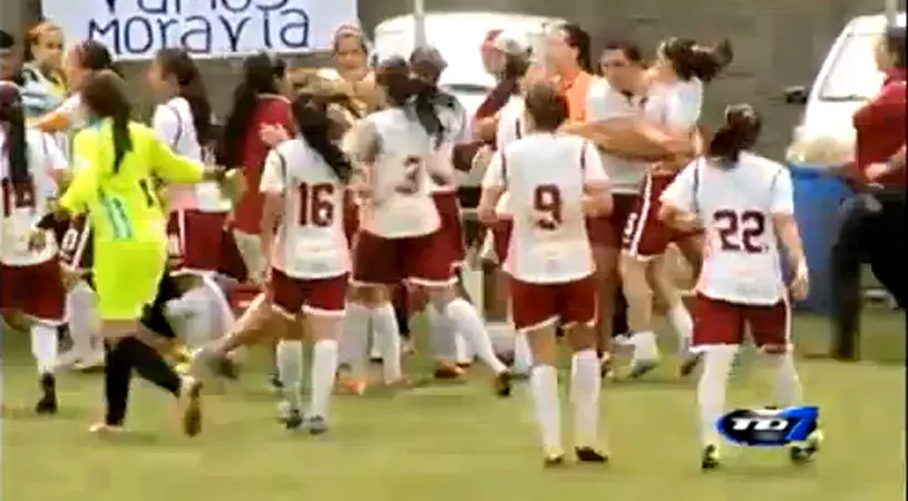 VIDEO | Gest incalificabil făcut de un antrenor la adresa unei jucătoare de fotbal: 