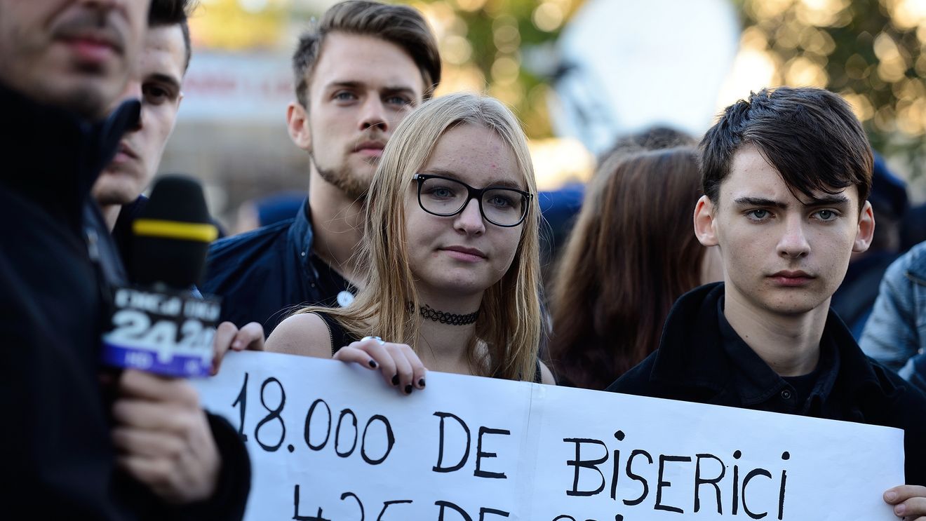 Cornel Dinu: "Există multe alte bombe de genul acestui club, neaprinse încă. Toate sunt acoperite de peșcheș și bacșiș". De ce crede că tinerii "se sinucid mental"